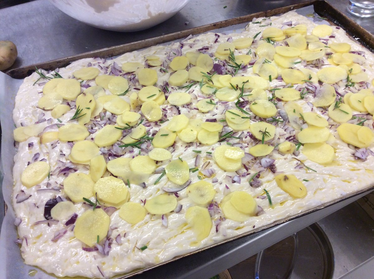De tweede focaccia gaat zo de oven in. Over 15 min klaar