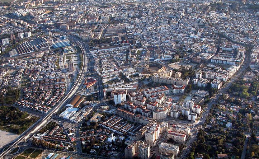 Jerez con 212.226 habitantes, es la quinta ciudad mas grande de Andalucía y la primera de la provincia