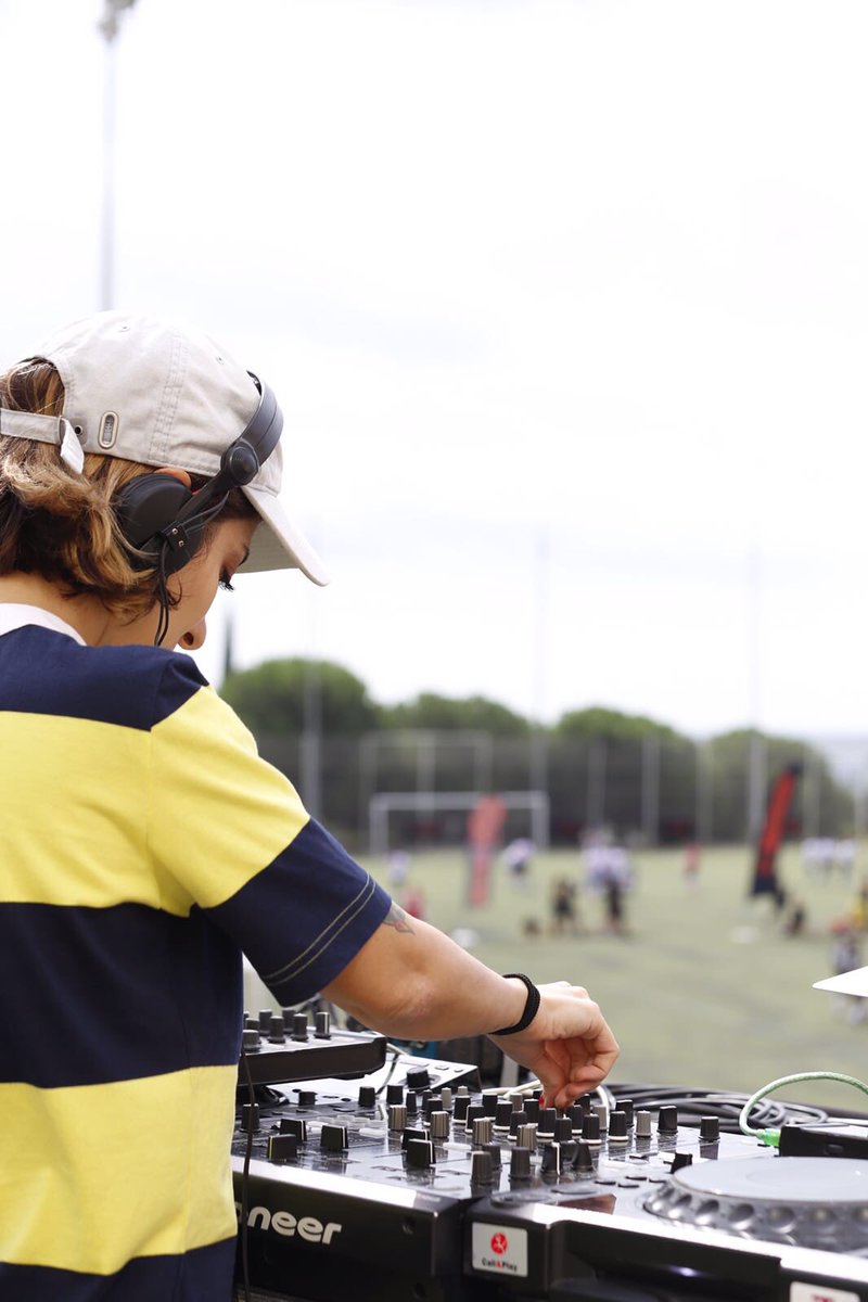 Poniendo música a los primeros partidos del #JägerDeerMatch @lolizazou