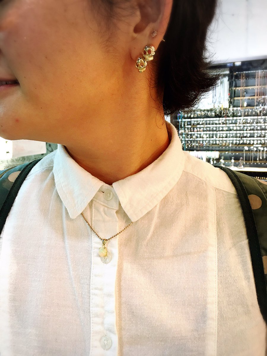 Ginya Next No Twitter シャツのボタンを上までしめて襟の上からネックレス を さすがオシャレお姉さま ピアスのゴールドに合わせて誕生石の入ったゴールドネックレスをチョイス Ginya ゴールド 10月誕生石 オパール T Co Hb69vzpfua Twitter Ginya Next No Twitter シャツのボタンを上までしめて襟の上からネックレス を さすがオシャレお姉さま ピアスのゴールドに合わせて誕生石の入ったゴールドネックレスをチョイス Ginya ゴールド 10月誕生石 オパール T Co Hb69vzpfua Twitter