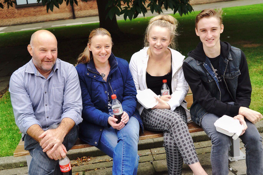 hulluniphoto's tweet photo. Tried our awesome food yet? You won't be disappointed! Head out to the main walkway near the Library!😉 #hullopendays https://t.co/1DvDaar3Bz