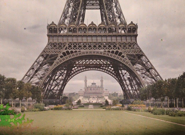 vacationentry's tweet photo. These rare color photos of #Paris were shot 100 years ago [https://t.co/33Dn6pTwjT] via @MatadorNetwork #TravelTuesday #photography  🗼📸 https://t.co/VRy1YmSHXK