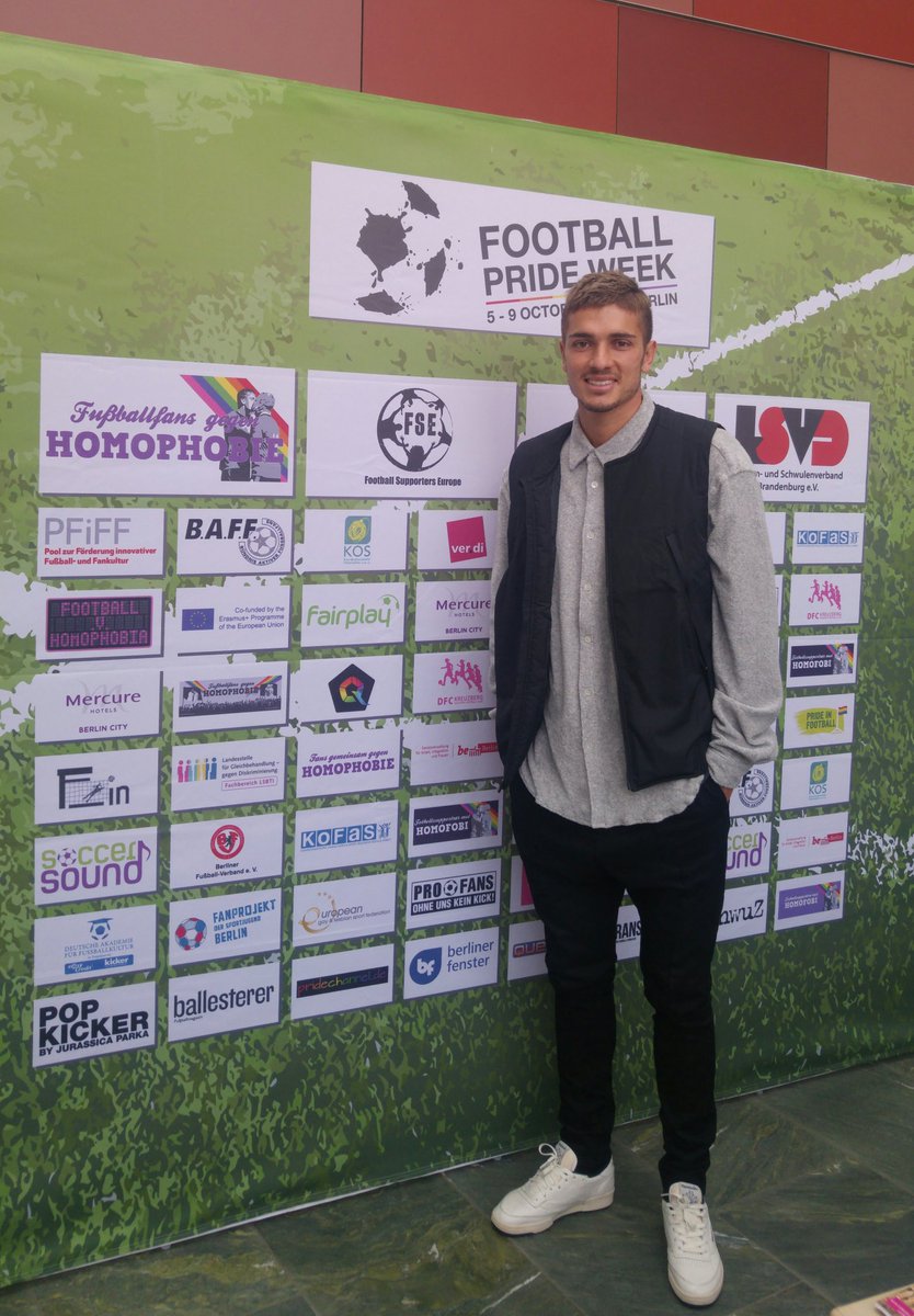 Vamos_Bien's tweet photo. Futbolcumuz Roman Neustädter de etkinliğe destek vermek amacıyla Berlin'deki Futbol Onur Haftasında taraftarların yanında #footballprideweek https://t.co/oOqwM3wLmj