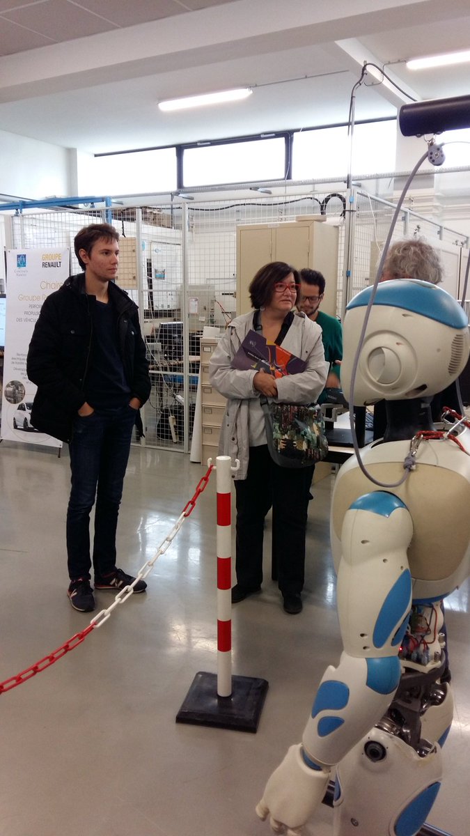 CentraleNantes's tweet photo. Du monde à la plateforme #robotique #nao #romeo #irccyn #portesouvertes #centralenantes #FDS2016 https://t.co/3a60zQHjnd