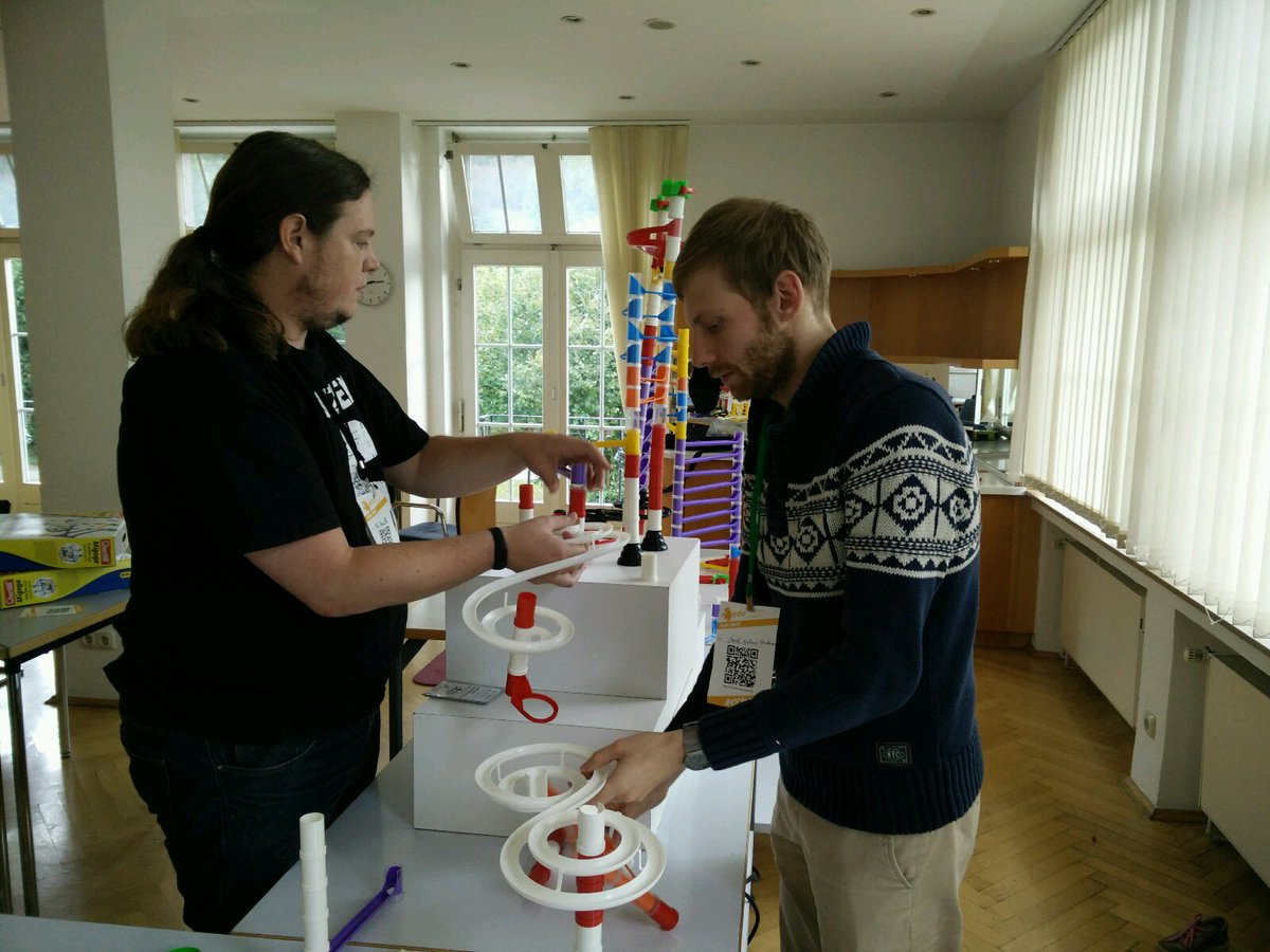 anjalorenz's tweet image. We call it &quot;Kinder-Session&quot;. @maki_amw und @Kai_Obi beim Murmelbahnbauen #echat16