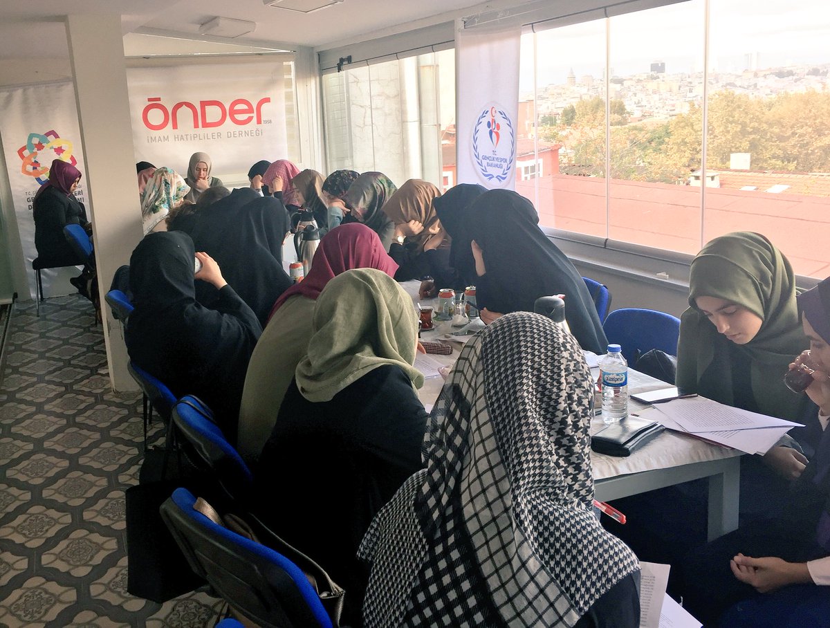 onderihl's tweet photo. Geleceğin İmam Hatipli yazarları, ÖNDER Yazarlık Atölyesinde okumaya ve yazmaya istikamet üzere devam ediyorlar. https://t.co/HcmO3TSURJ