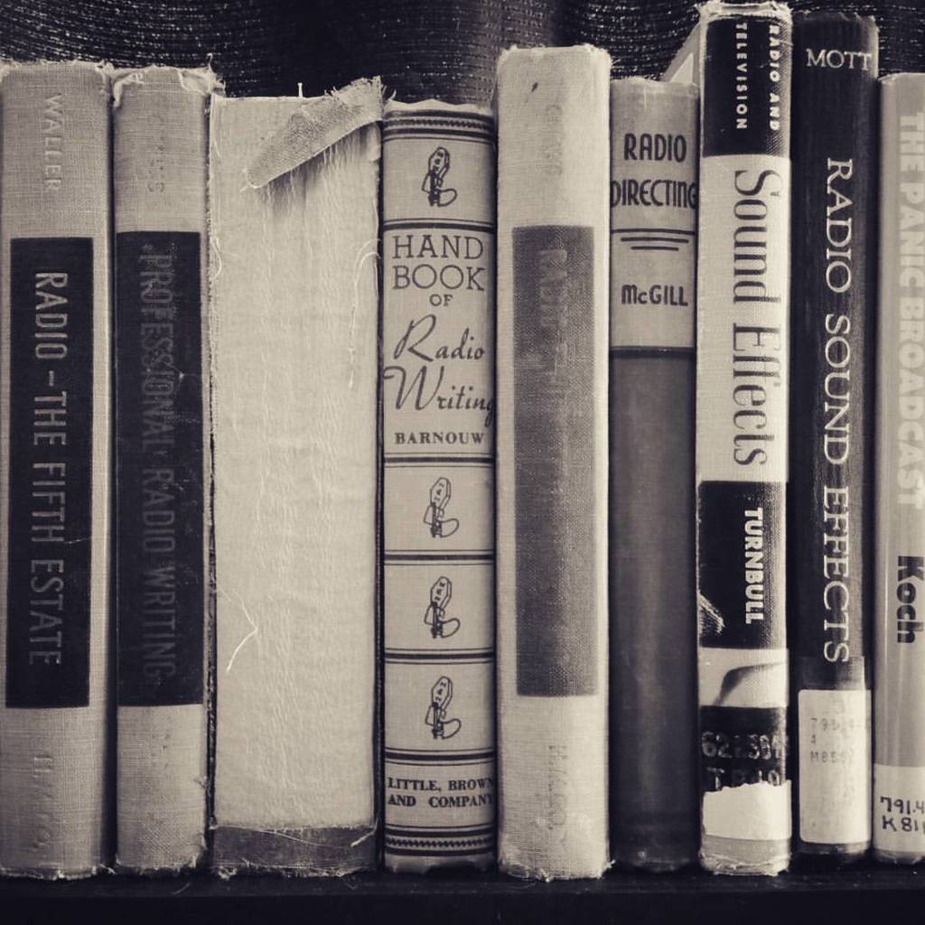 MacabreFantasy's tweet photo. The bookshelf. https://t.co/tLMVmlcPhK