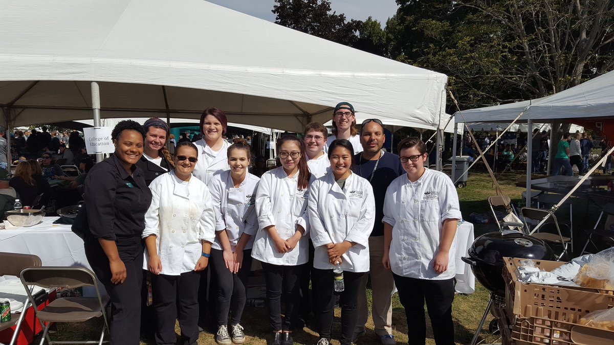 ProfDonnieB's tweet photo. Ohio University RHT students working the Patton College of Education Tailgate Party. Great job! #PattonProud #OURHT https://t.co/d03k4kE8PY