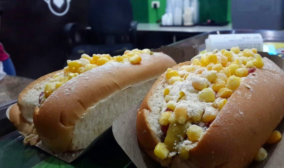 DogandBallMe's tweet photo. Un almuerzo rápido pero delicioso 👌 dos #HotDogs acompañados de las diferentes salsas, pepinillo, cebolla y maíz 😏 https://t.co/iaOOwprx3R