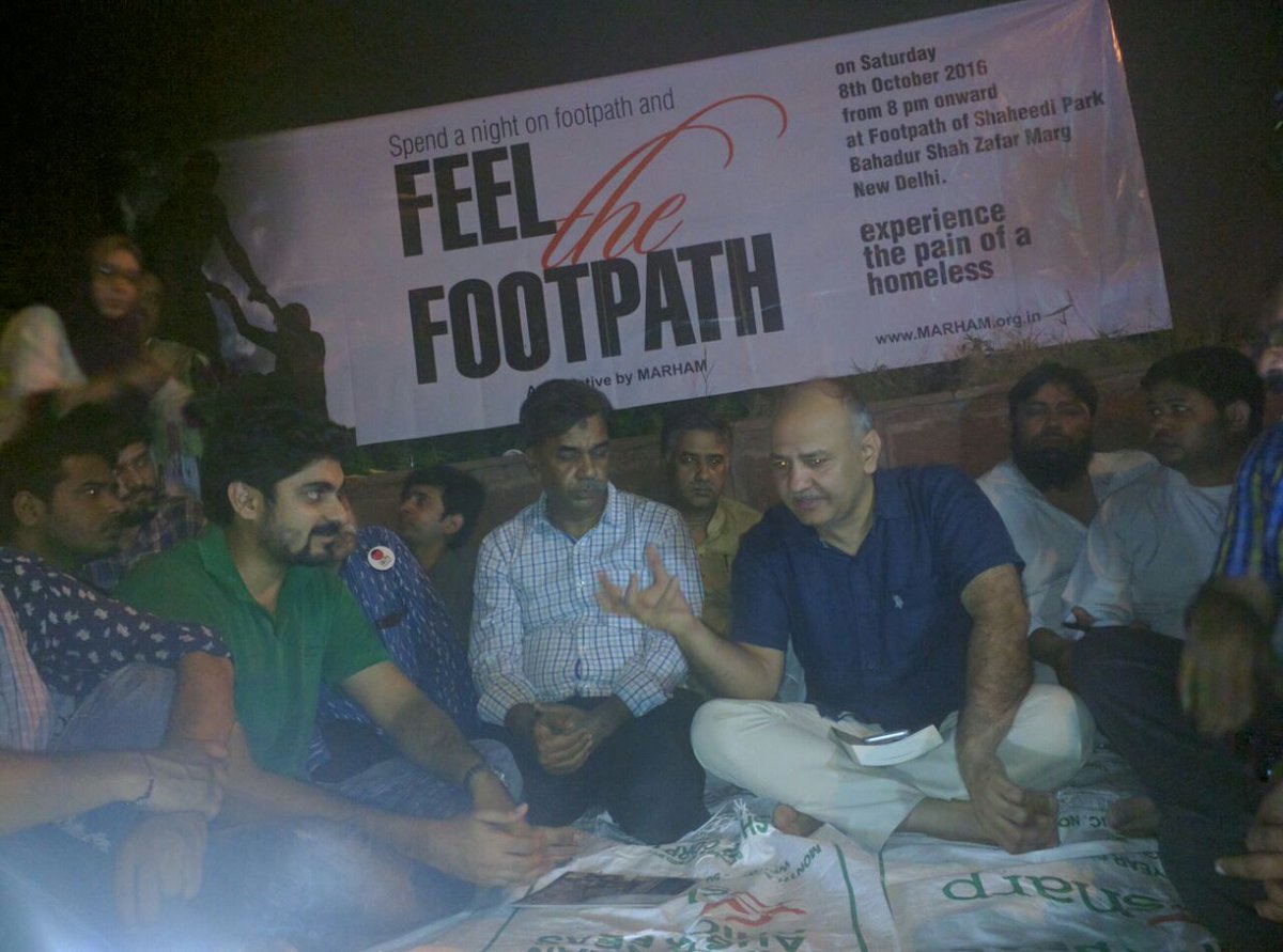 saurabhazaad's tweet photo. Delhi Dy CM @msisodia in an initiative of @MARHAM_ORG 'Feel The Footpath', midnight discussion at the footpath to feel pain of the homeless. https://t.co/uRd6AQcC8i
