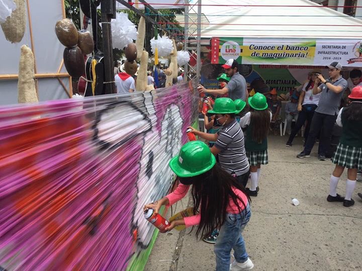 ColorUrbano1's tweet photo. Actividad artística con los niños de Velez #ColorUrbanoPedagógico #expedicionsantander https://t.co/z1jZyz2x1b