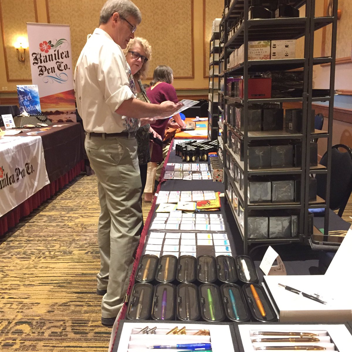 ColoradoPenShow's tweet photo. @Vanness1938 has Bungu-box, KWZ, Akkerman, Oster, Callifolio and more. #copenshow2016 #coloradopenshow #ink https://t.co/YjwTvpT40Z