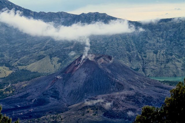 DerScheinwerfer's tweet photo. "Zum #Feuergott" - Die Besteigung des #Rinjani auf #Lombok... #Reisen #Indonesien #Fotografie #travel #photography https://t.co/LFfZcFCetE https://t.co/rt98jXChdJ