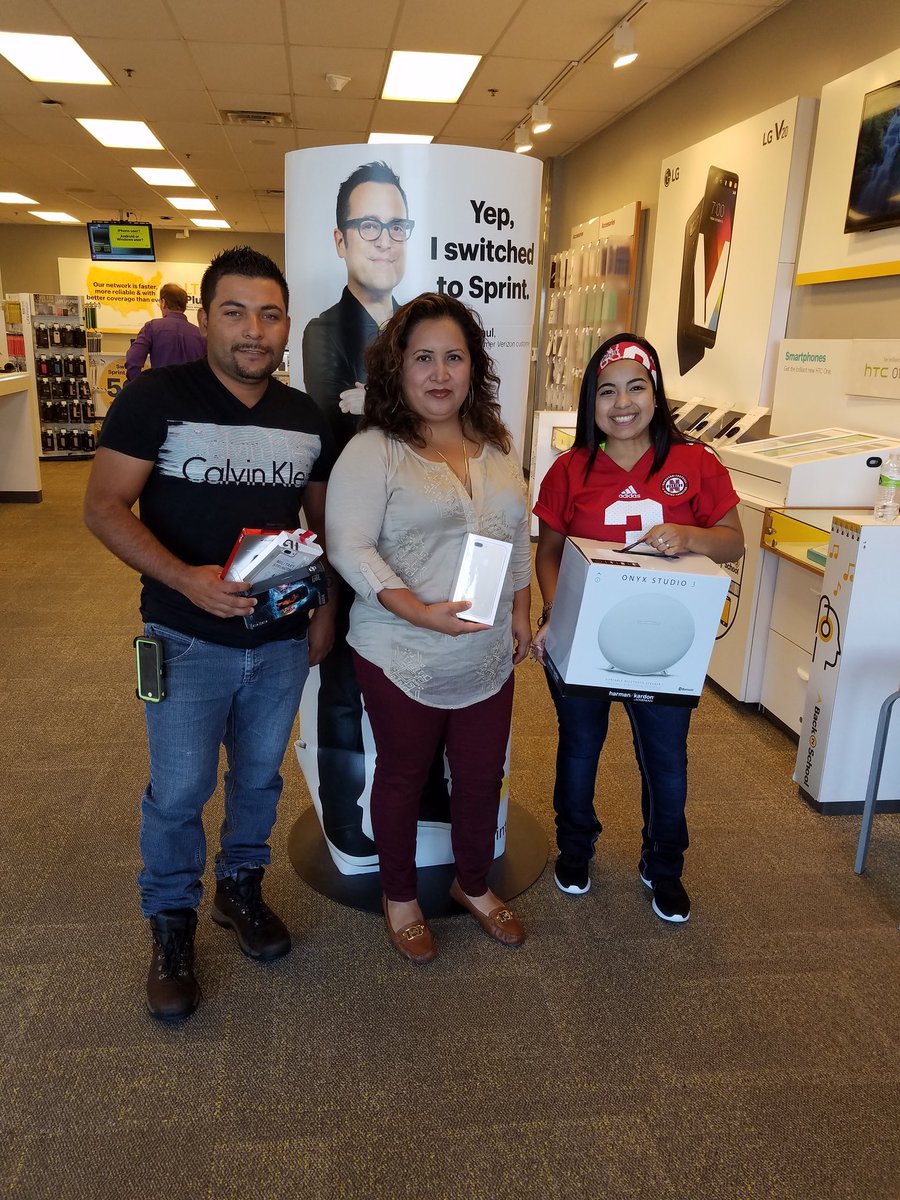 sprint0201's tweet photo. @HoosierCrouch These customers left very happy! She came from Metro PCS and is leaving with the new iPhone and $300 in awesome merchandise! https://t.co/zddZp7w61m