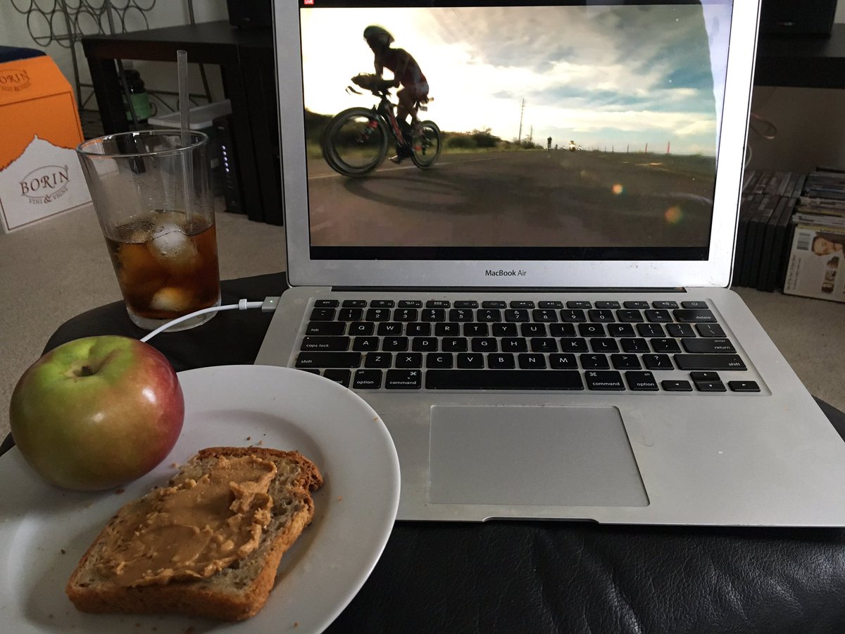 JWLevitt's tweet image. Time to eat, drink and watch people exercise for the next 10 hours. 🏊🏻🚴🏻🏃🏻🏅 #IronmanKona #IronmanWC