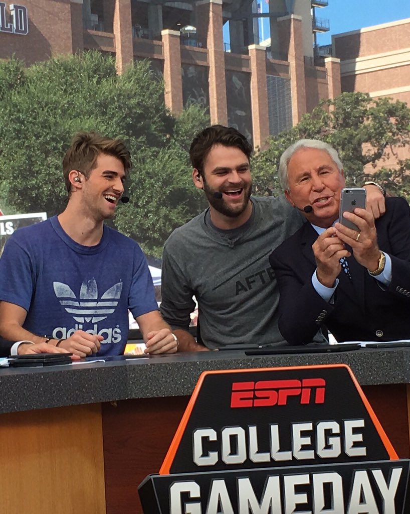 CollegeGameDay's tweet photo. Let me take a selfie! https://t.co/wPoP26ILXs