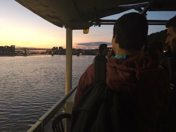 ESCadrilleTlse's tweet photo. La journée de #SoCRA2016 se termine par une balade en péniche ! @cnje https://t.co/UkZlyfGV4h