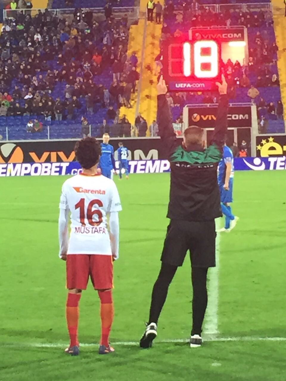 Mustafa previo al ingreso al campo en su debut en el Galatasaray con tan solo 14 años.
