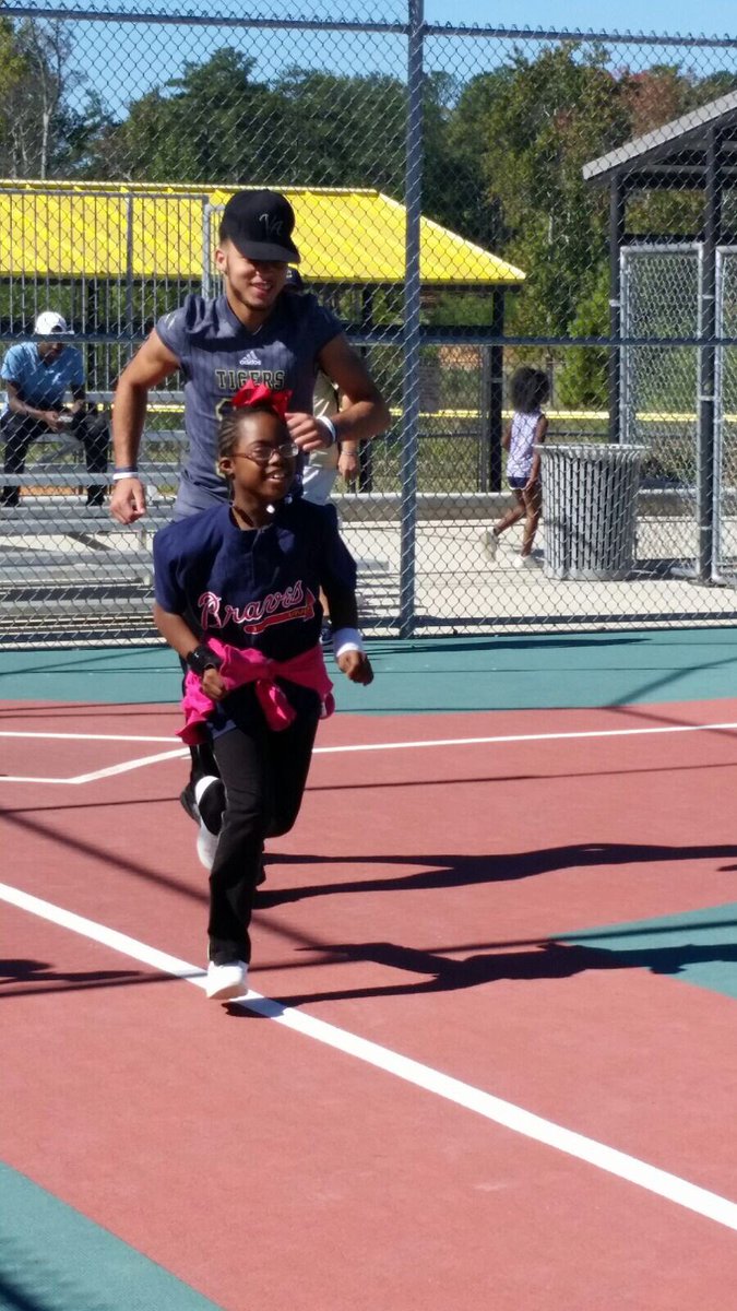10ksuave's tweet photo. Helping my buddy at her baseball game #miracleleague ❤️⚾️ https://t.co/lSysWYSQNK