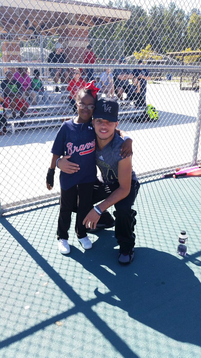 10ksuave's tweet photo. Helping my buddy at her baseball game #miracleleague ❤️⚾️ https://t.co/lSysWYSQNK