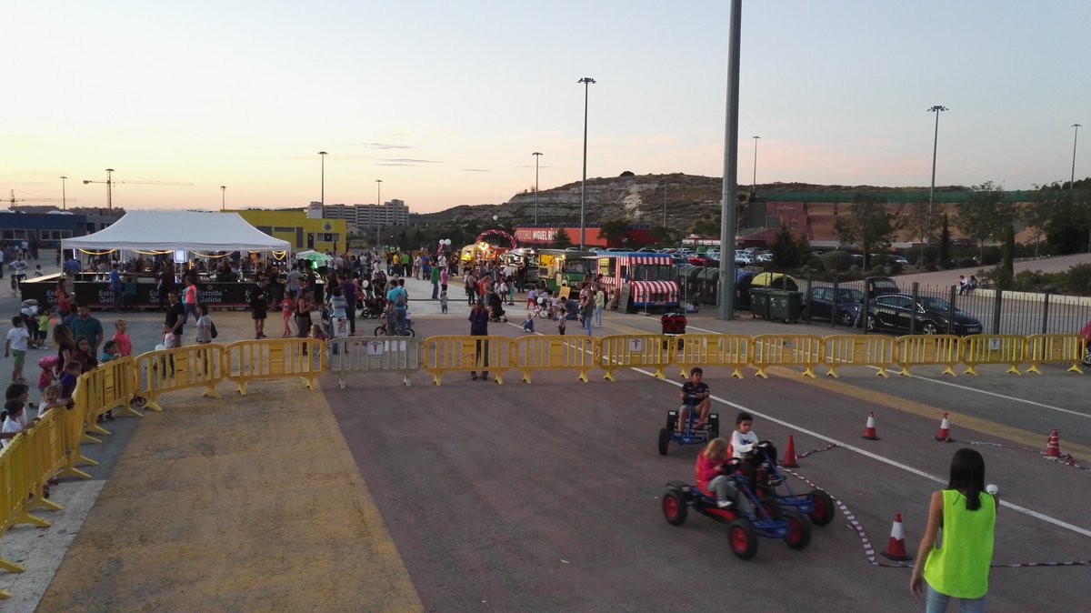FestiVanFT's tweet photo. #FestiVan vente al #auditoriomiguelrios y diviértete mientras te tomas algo en los #foodtrucks. #hazalgodiferente https://t.co/LkxG0KF1JC