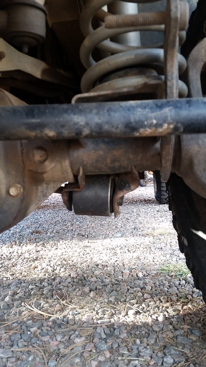 lablancaxj's tweet photo. My trail damage from moab. @beepinjeep @THEJeepMafia #jeep #MOAB #JeepCherokee #jeepxj #traildamage #bentmounts https://t.co/pSkpVrLdQB