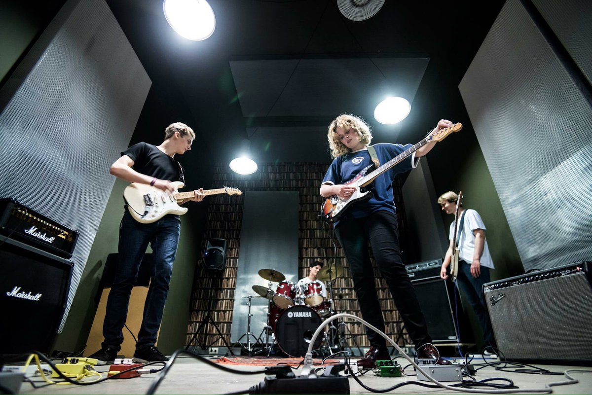 wolfinasuitblog's tweet photo. Listen to @young_creatures and @Pipblom at https://t.co/NLSMAMUCJw #newmusic #top5 #youngcreatures #pipblom #indierock #indiemusic https://t.co/xvL8YbOtFV
