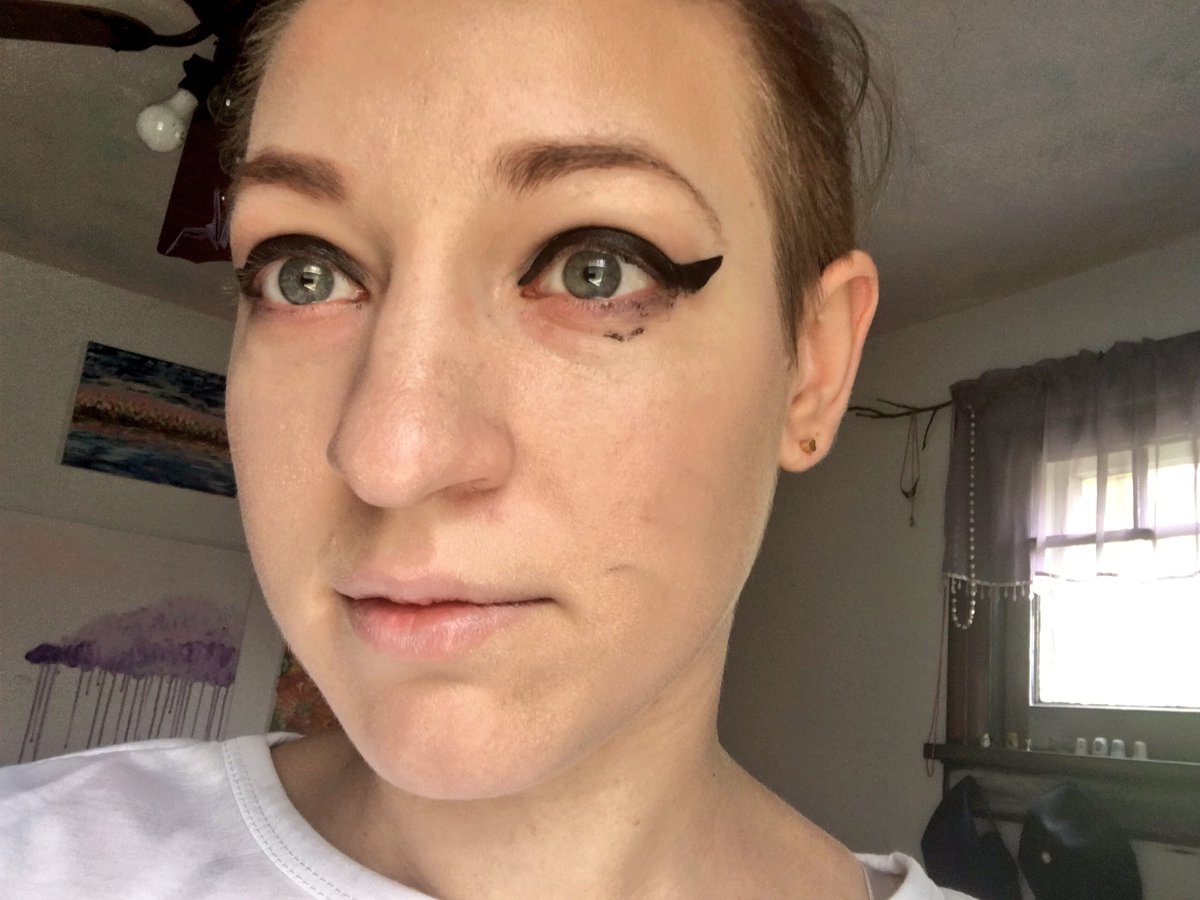 HallyuBack's tweet photo. That eyeliner struggle tho! #thesteuggleisreal #yesthatislineronmycheek #justkeepadding #going4thefullCL https://t.co/QDDcZKq55g
