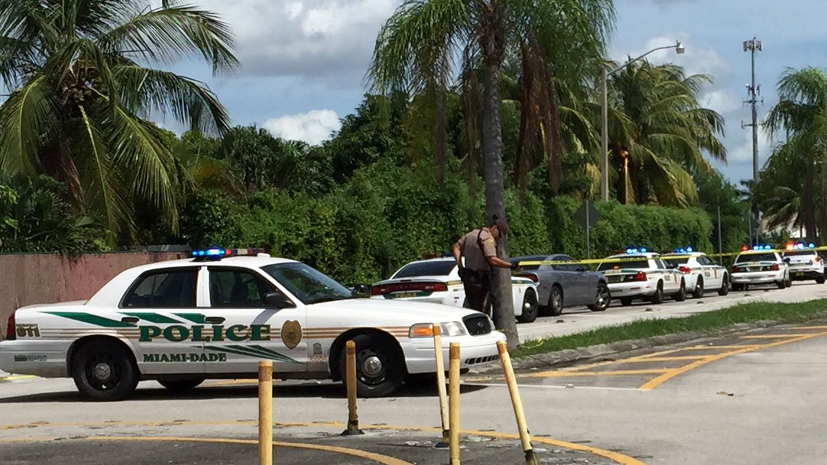 Miami-Dade Police responded to a home in the Country Walk neighborhood on Saturday bit.ly/2dVkxXm?utm_me… https://t.co/linAdsWtkN