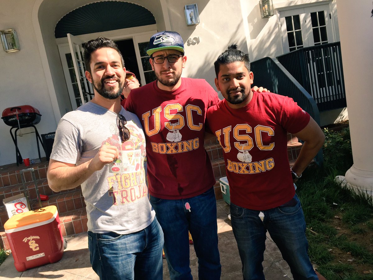 971now's tweet photo. #GREEKROW at @USC is ready for the game today! ❤️🏈✌🏼️💛 #FightOn #USC #Trojans #AmpRadio https://t.co/Iw7Ge7v8wG