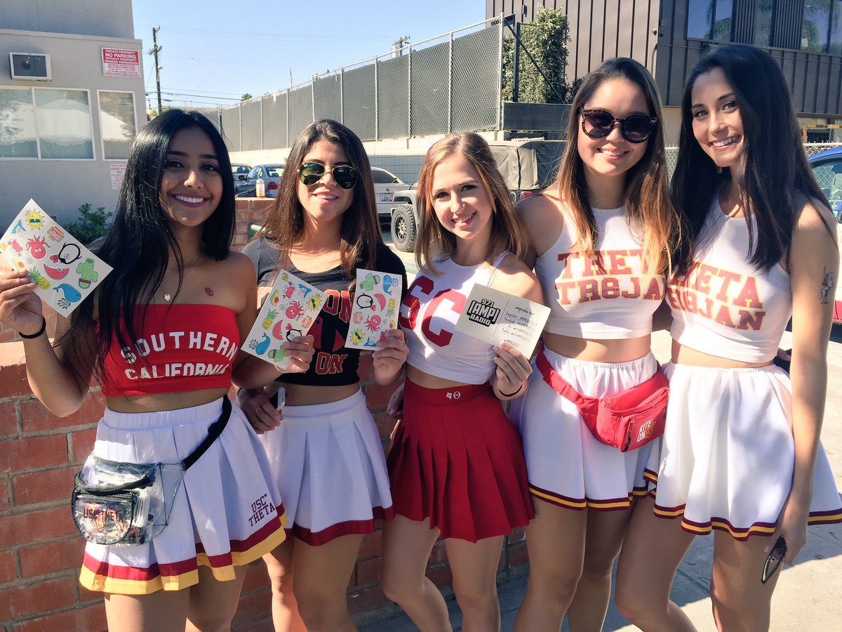 971now's tweet photo. #GREEKROW at @USC is ready for the game today! ❤️🏈✌🏼️💛 #FightOn #USC #Trojans #AmpRadio https://t.co/Iw7Ge7v8wG