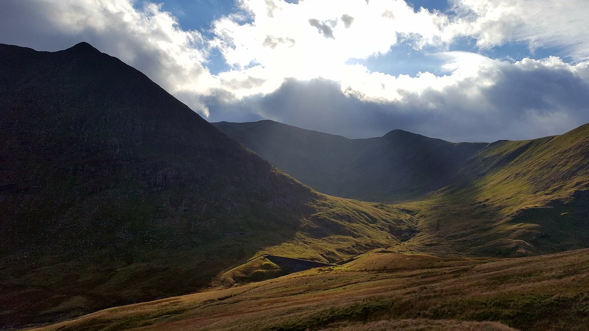 WildLakeland's tweet photo. An atmospheric Keppel Cove and Catstycam as the clouds started to fill in. #LakeDistrict https://t.co/PvN9DJY6cW