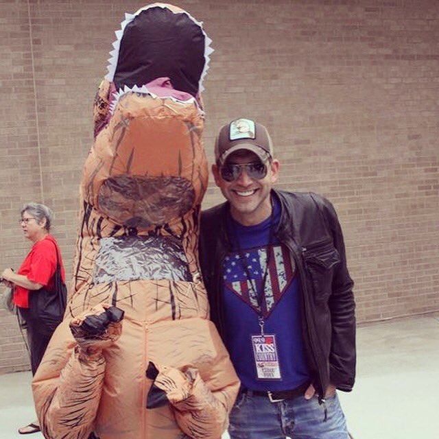 eddie_foxx's tweet photo. T-Rex laughed at all my stupid jokes. #NewBestFriend @eblencharities #WalkRunOrRoll @abtech_cc https://t.co/FjDsrq01xz