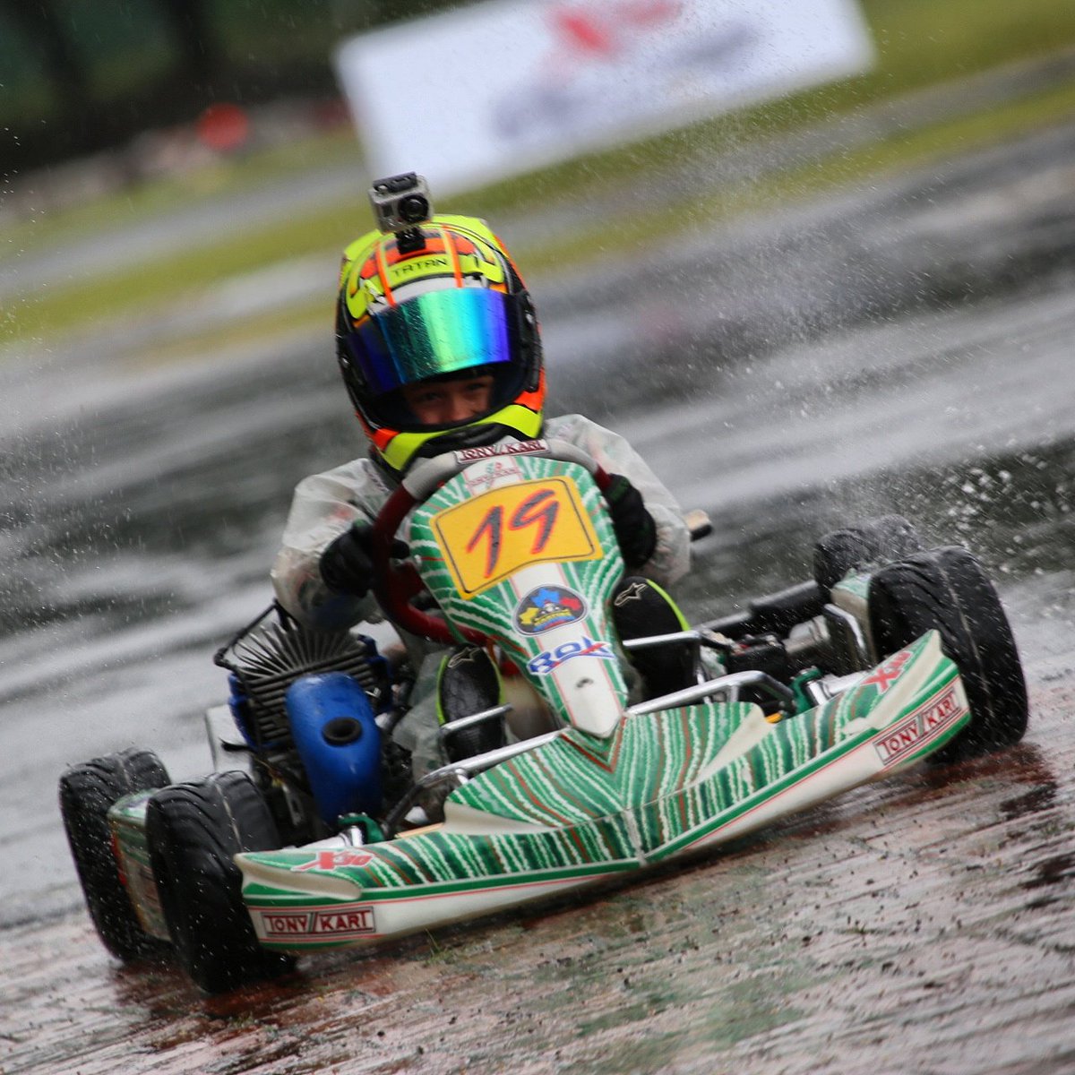 X30Colombia's tweet photo. #tatangarzon se lleva el triunfo en heat1. Si gana todo, puede ser campeón de #X30Micro https://t.co/37oz4k2LtZ