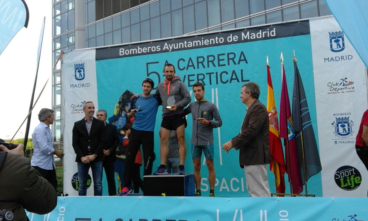 feresmu's tweet photo. 3 Absoluto y 2 senior en #VCarreraVerticalTorreEspacio @torreespacio @BomberosMad carrera diferente y divertida https://t.co/LTUit564sx