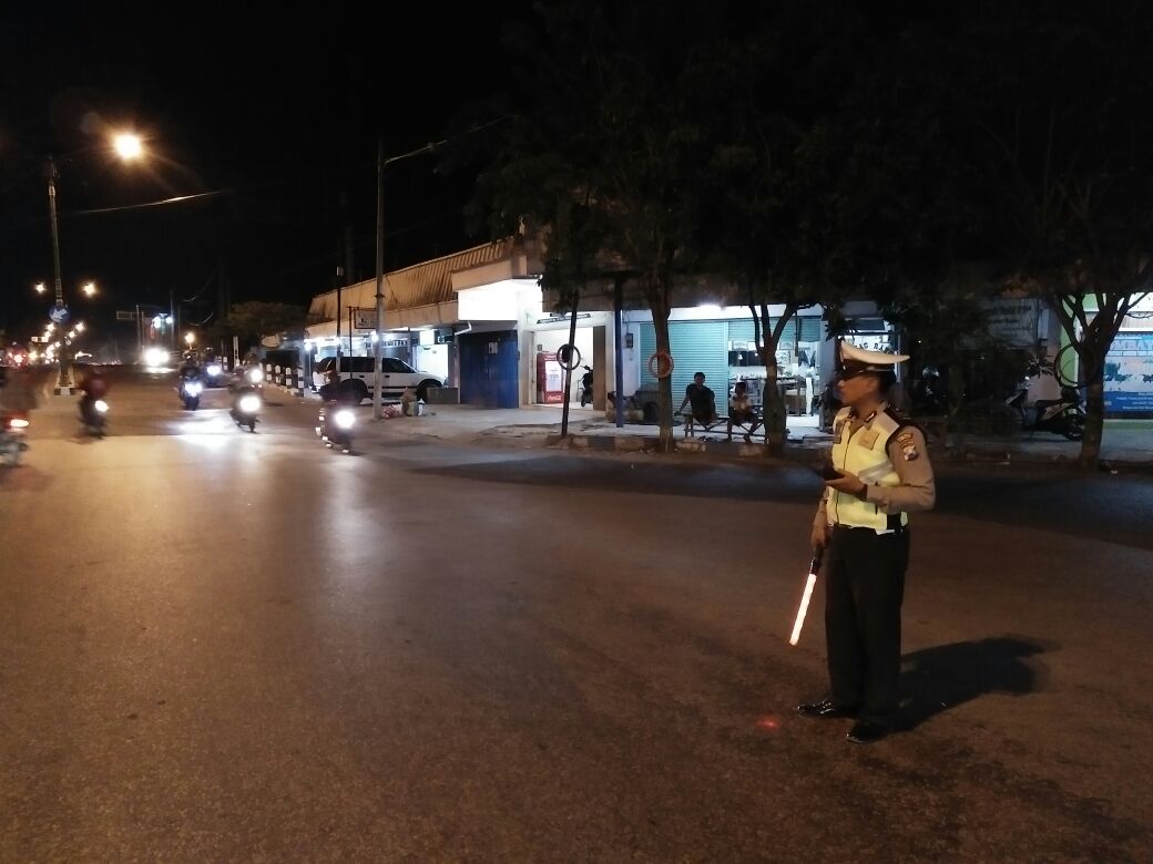 Pemantauan arus lalu lintas di Pos Gurem <a href="/NTMCLantasPolri/">KorlantasPolri.Ntmc</a> <a href="/RTMCJatim/">RTMC Polda Jatim</a>