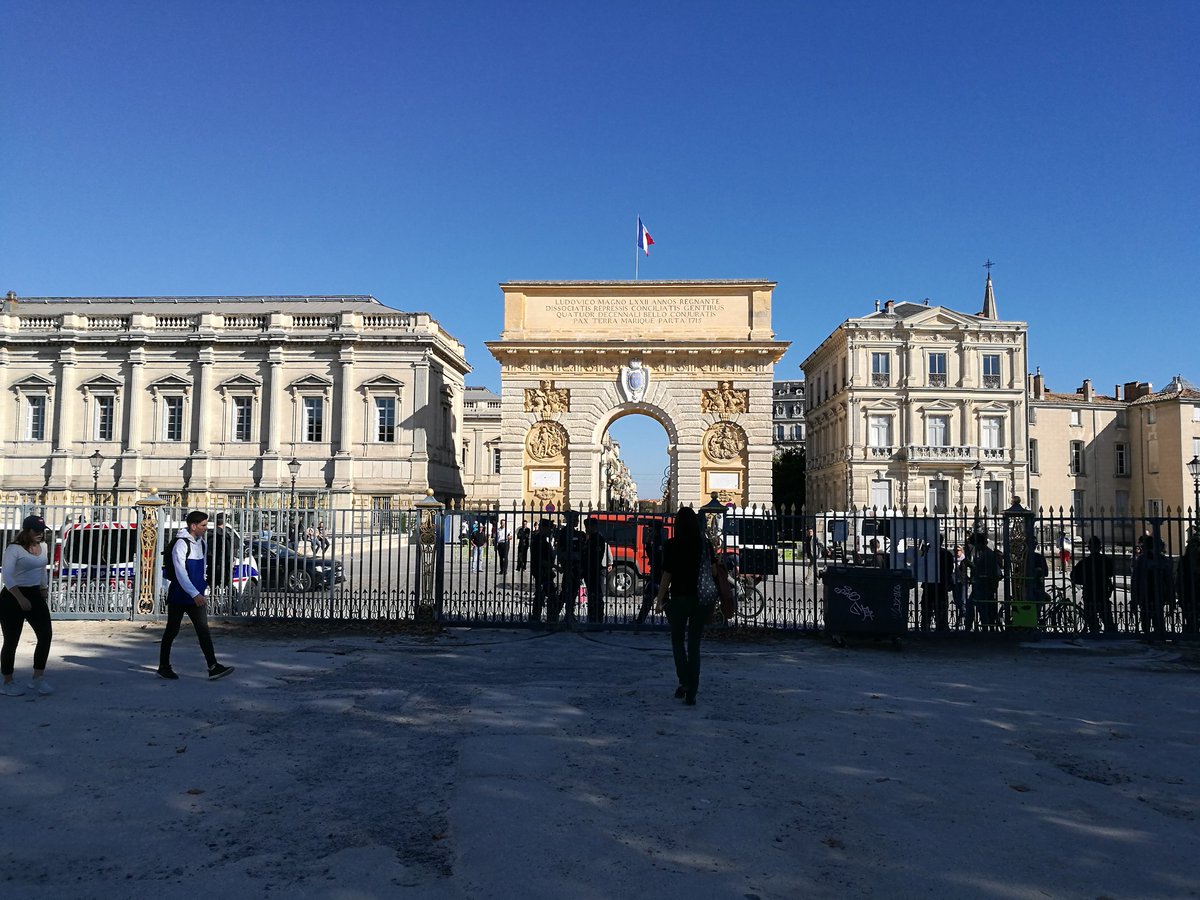 LeNouveauMtp's tweet photo. Grilles fermées. Pas de face à face entre les deux mouvements. #migrants #Montpellier https://t.co/iVCib7csX1