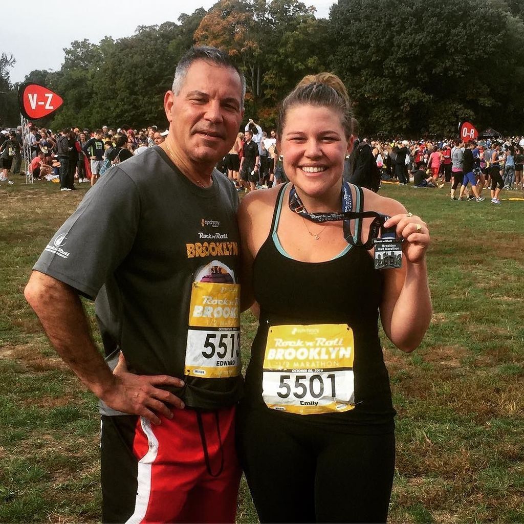 EmilyKay3's tweet photo. Mission accomplished! Missing Pops, but he was a good cheerleader 🙌🏼 #brooklynrockandroll #run #13.1 https://t.co/r0jPCNxfmx