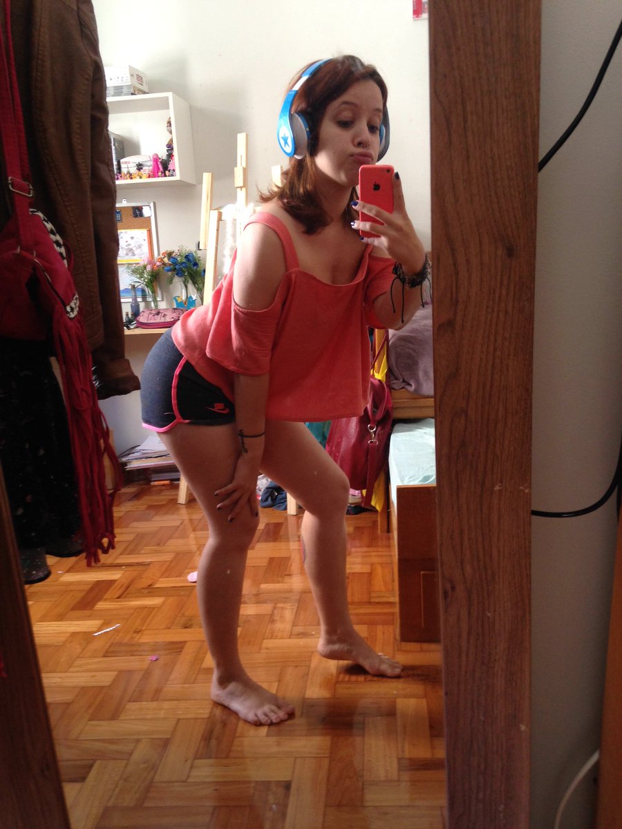 eumelohelen's tweet photo. Como badalar de manhã? Pegue o fone da sua irmã, coloque o volume no alto e dance na frente do espelho como se n houvesse amanhã #sendosexy https://t.co/lLJh4wLeNs