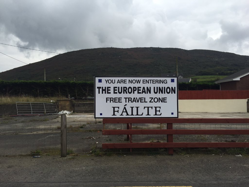 SinnFeinGaeilge's tweet photo. Post Custaim inniu ar an teorainn...
#RespectRemain
#TeangaGanTeorainn #TírGanTeoeainn https://t.co/M8wuZaep9z