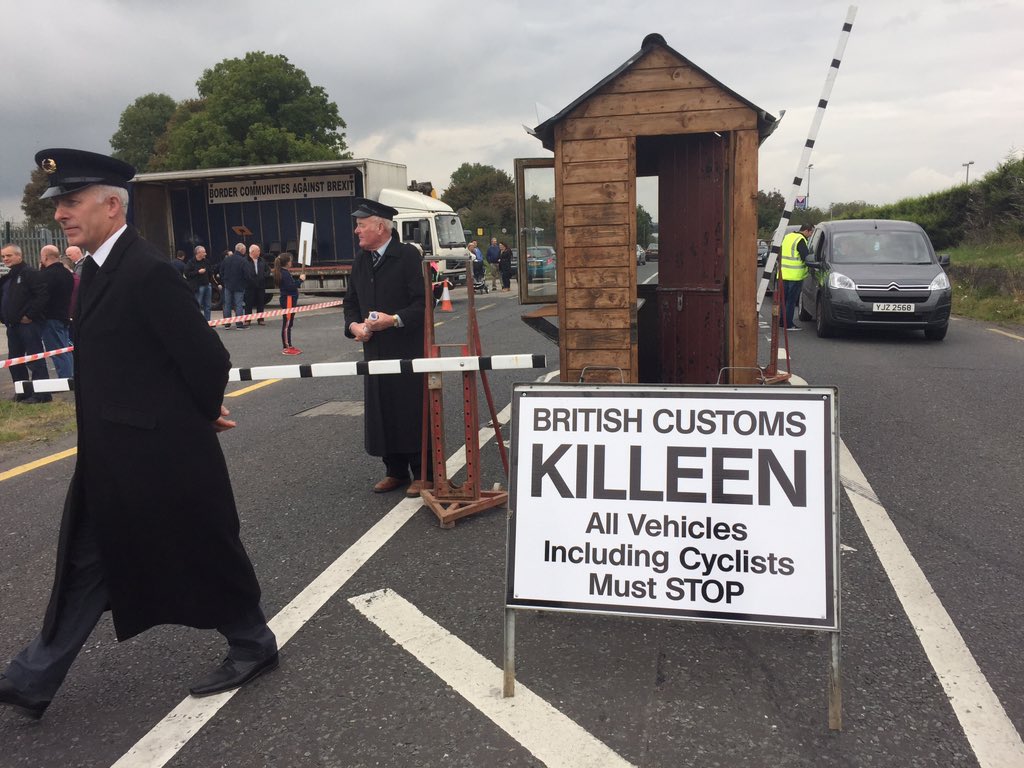 SinnFeinGaeilge's tweet photo. Post Custaim inniu ar an teorainn...
#RespectRemain
#TeangaGanTeorainn #TírGanTeoeainn https://t.co/M8wuZaep9z