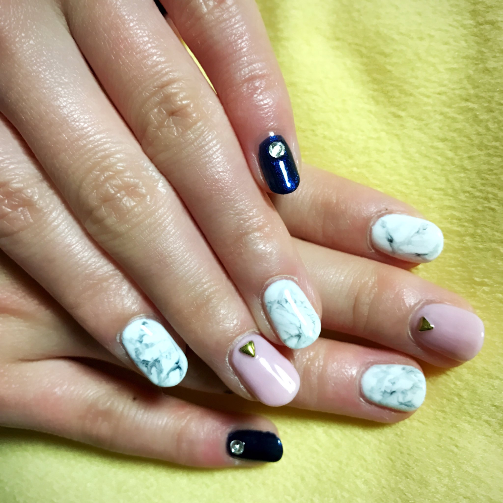 ちゃんこ 痛ネイル En Twitter 妹が友人の結婚式らしいので ドレスがネイビーなのでドレスに合わせた大理石ネイルにしてあげました 大理石初めてなので模様がちょっと納得いってませんが 時間もないので妥協 笑 ネイル セルフネイル 結婚式ネイル 大理石