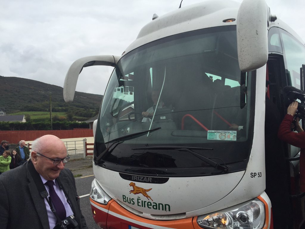 SinnFeinGaeilge's tweet photo. Tiománaithe, busanna agus feirmeoirí stoptha ag an teorainn... #RespectRemain https://t.co/hvhvxmdRgQ