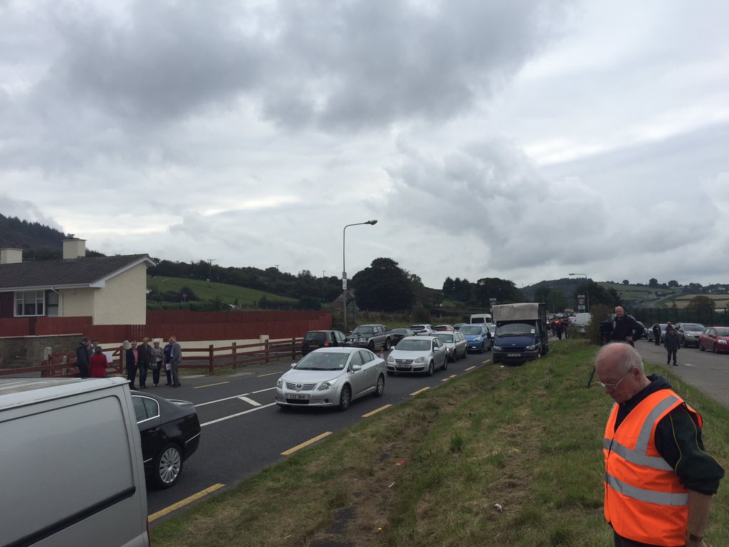 SinnFeinGaeilge's tweet photo. Tiománaithe, busanna agus feirmeoirí stoptha ag an teorainn... #RespectRemain https://t.co/hvhvxmdRgQ
