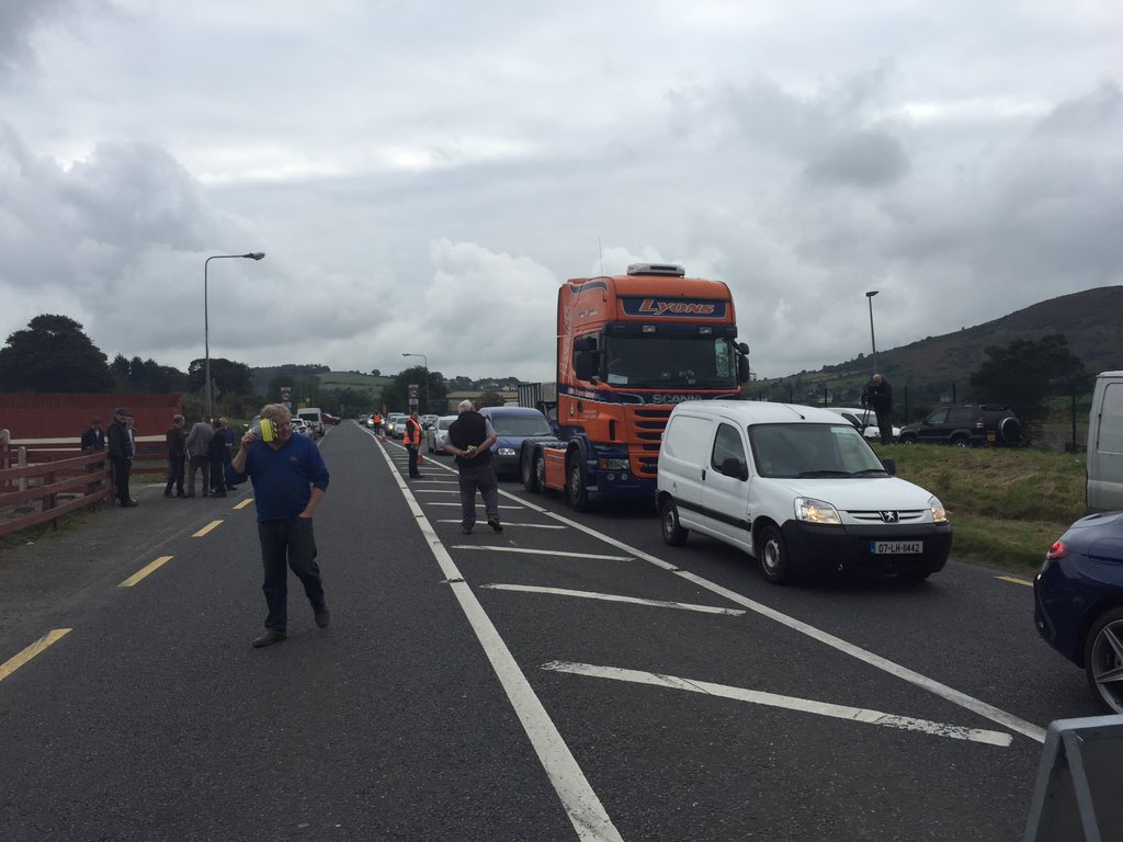 SinnFeinGaeilge's tweet photo. Tiománaithe, busanna agus feirmeoirí stoptha ag an teorainn... #RespectRemain https://t.co/hvhvxmdRgQ