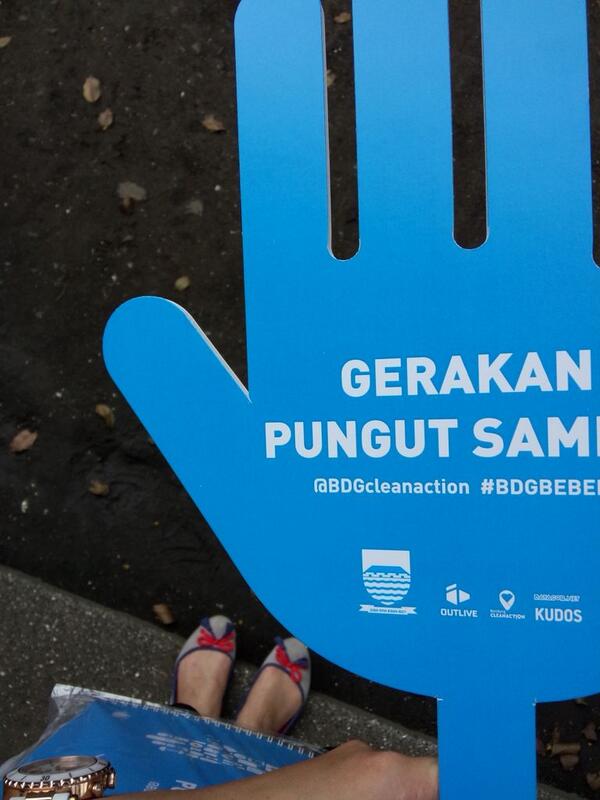 Yuk Semangat #GerakanPungutSampah sampe beneran jadi kebiasaan #NextGenerAction 
<a href="/ridwankamil/">Ridwan Kamil</a>