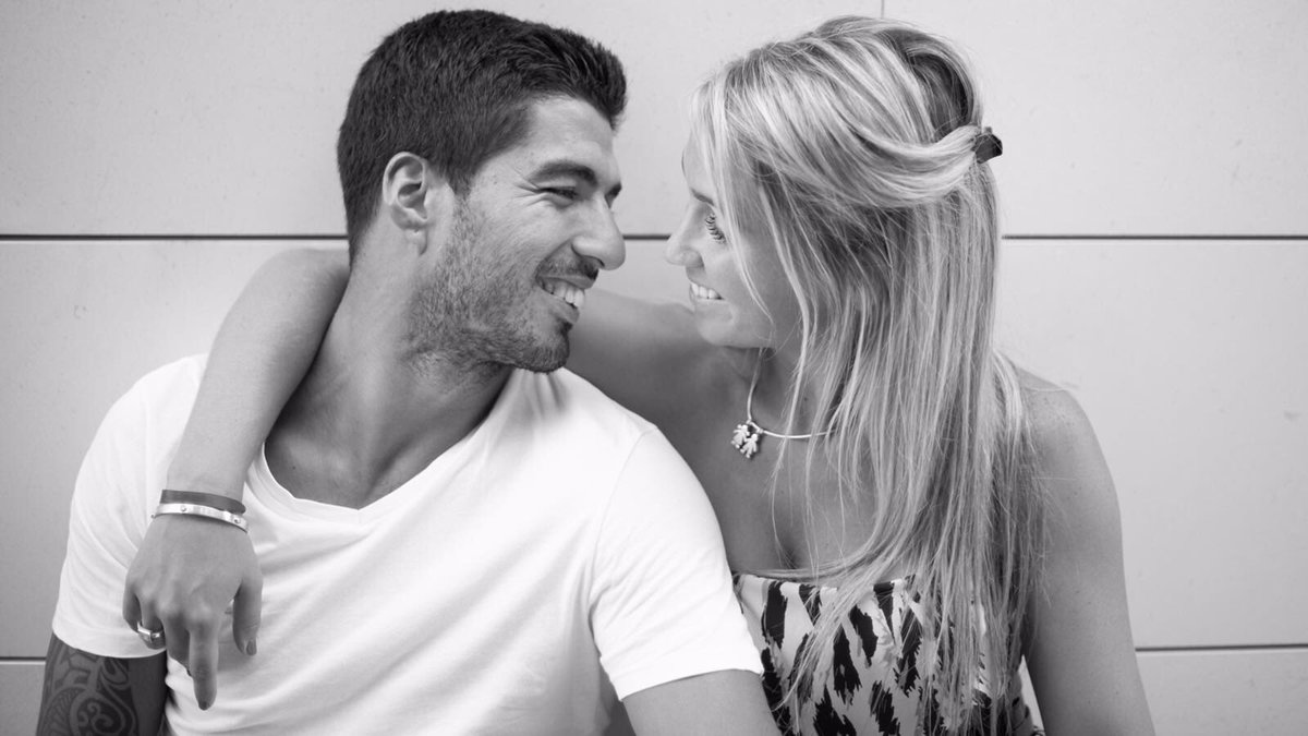 LuisSuarez9's tweet photo. HAPPY ANNIVERSARY MY LOVE. I LOVE YOU WITH ALL MY HEART! 😍😍😍😍😍For many more to come 💏💏💏💏 https://t.co/tjmxrMGr6d