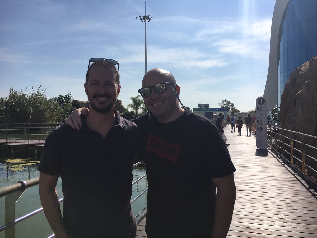 Javi_Gazquez's tweet photo. El oceano también es un pañuelo!!Toda la semana dandole al Telegram, email, teléfono y me encuentro a @vivirdelared en Valencia #casualidad https://t.co/5de4yx0YmT