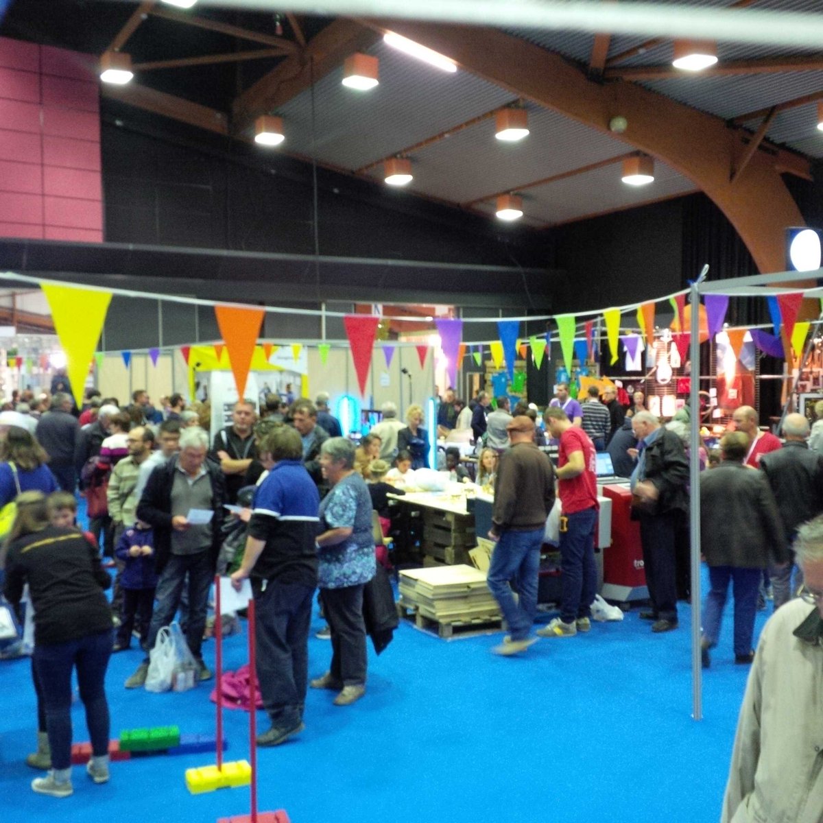 vcomputing's tweet image. In full swing at Chartres Mini Maker Faire #makerfairechartres