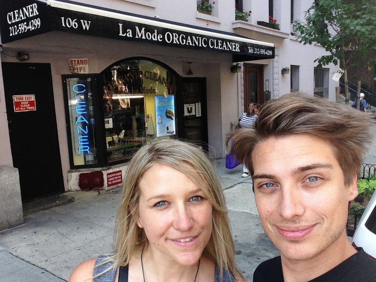 DannyMaxNews's tweet photo. Happy #NationalBookshopDay! Photo taken in NY (2015) #ShopAroundTheCorner #FoxBooks #ThankYer @MabrisaWX #KCOYFamily Can you name the movie? https://t.co/zTCZe2QvJr